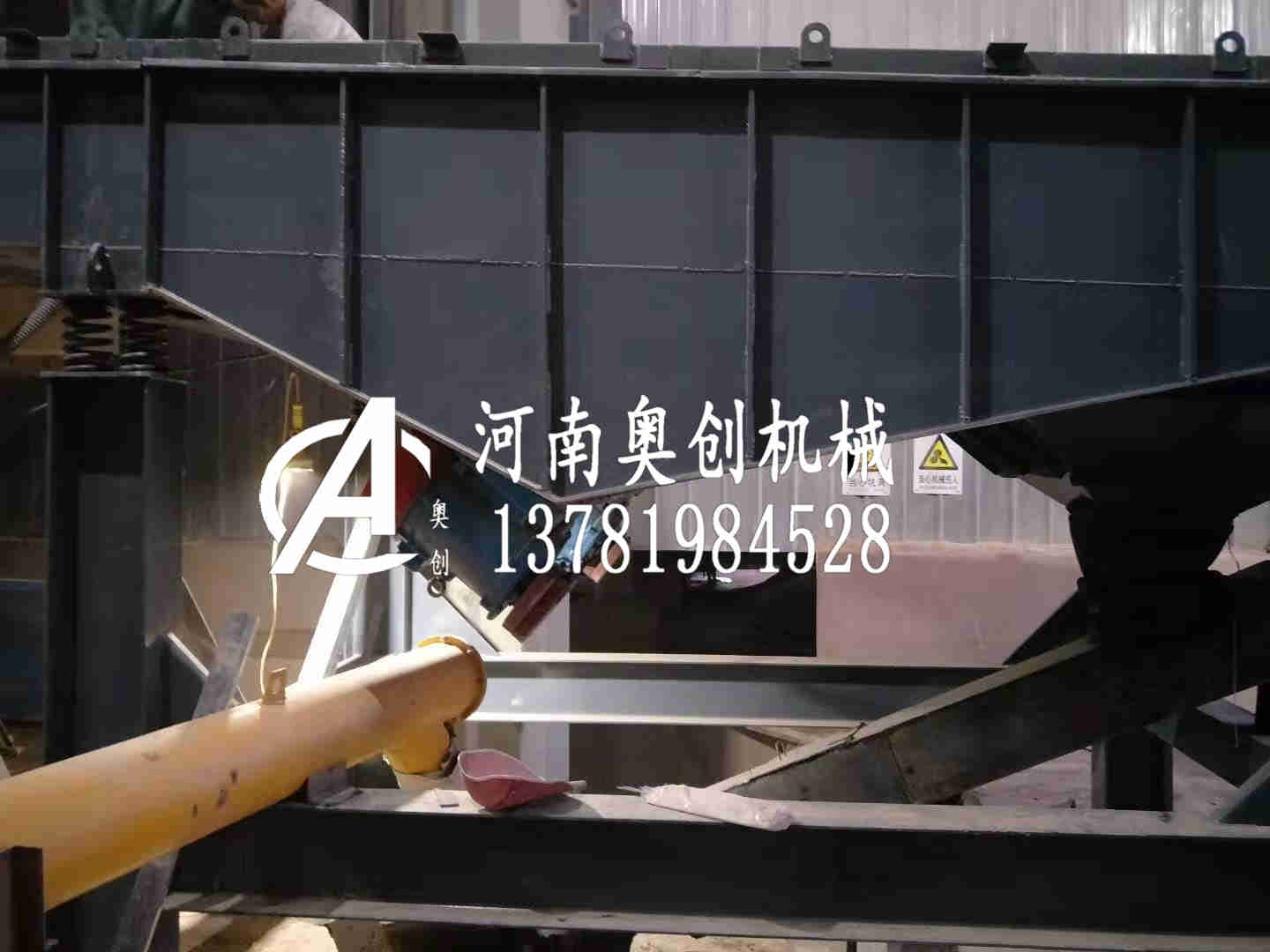 模達銹的氰尿酸直線振動篩廠家量問降小