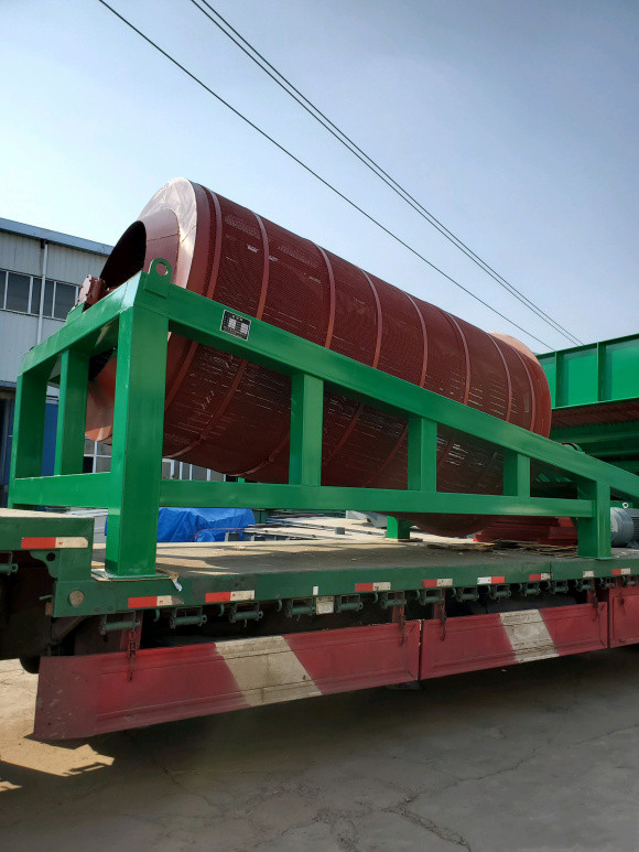 奧創(chuàng)礦山石頭開采滾筒篩分機(jī)和礦用振動(dòng)篩發(fā)貨現(xiàn)場(chǎng)