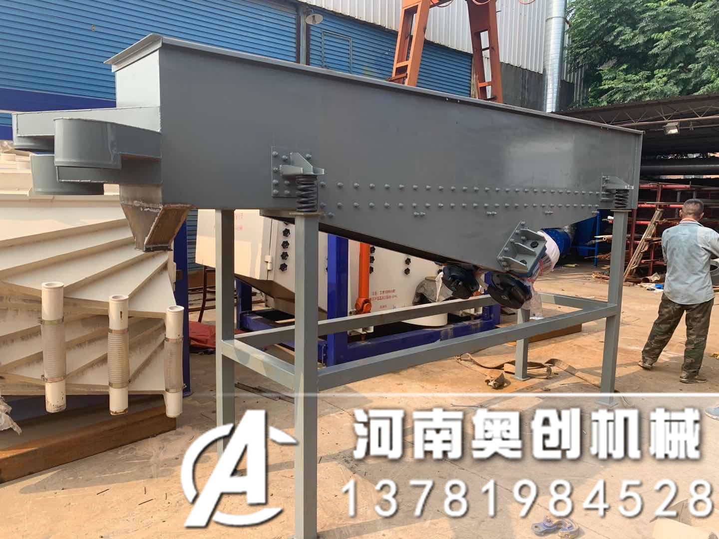 珍珠巖破碎后篩分用直線振動篩的使用效果