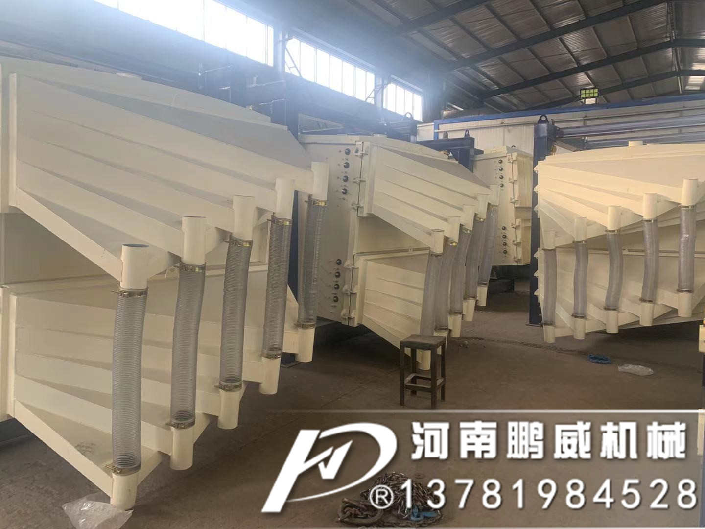 方形搖擺篩分機處理玻璃砂單臺一小時可處理20-30噸
